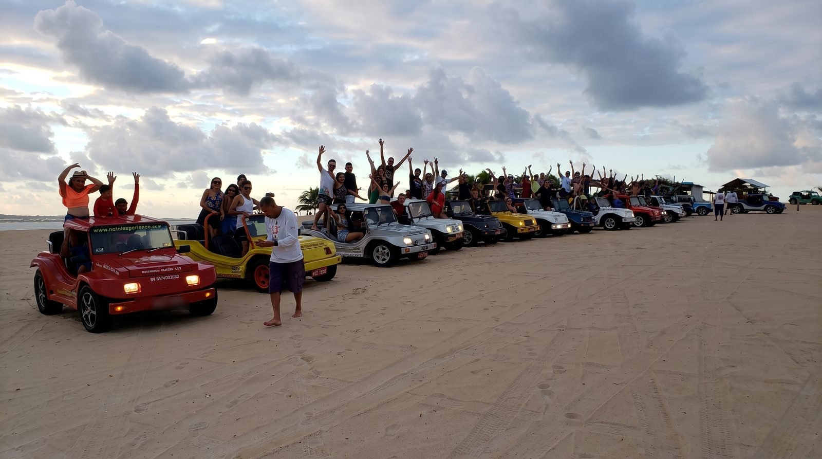 Frota de buggies ao pôr do sol - Litoral Norte
