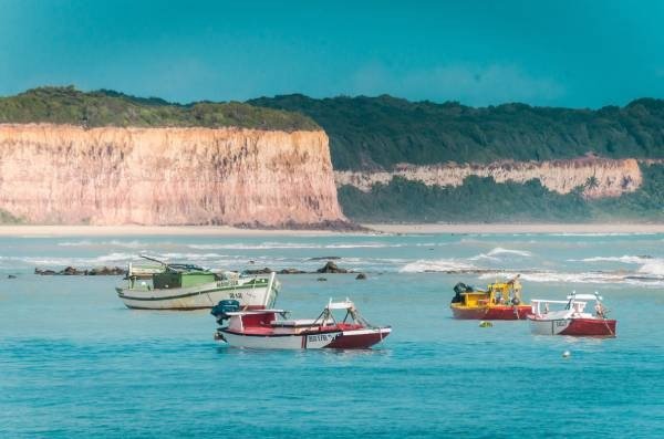 Barcos e falésias em Pipa